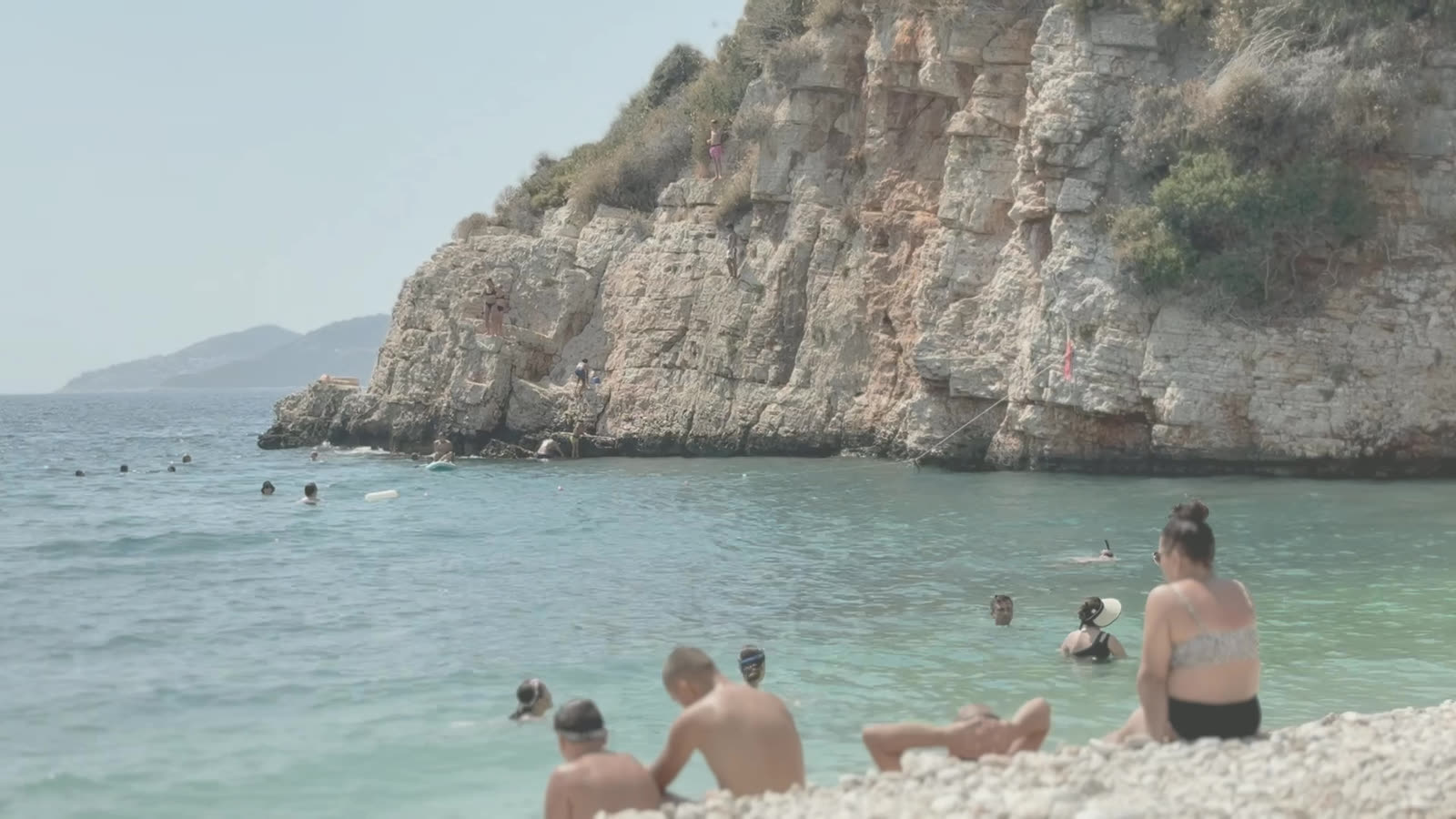 Flat, ungraded frame of a cliff beach